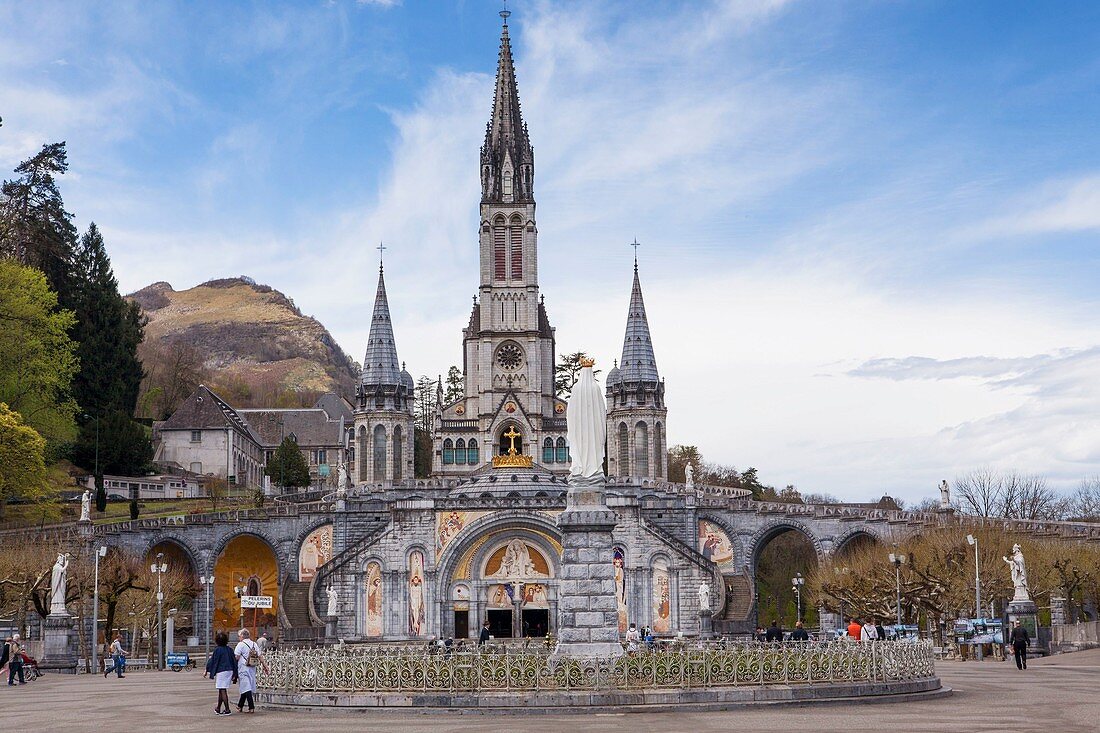 Frankreich, Hautes-Pyrénées, Lourdes, Notre-Dame-de-Lourdes, Basilika der Unbefleckten Empfängnis und Rosenkranz-Basilika