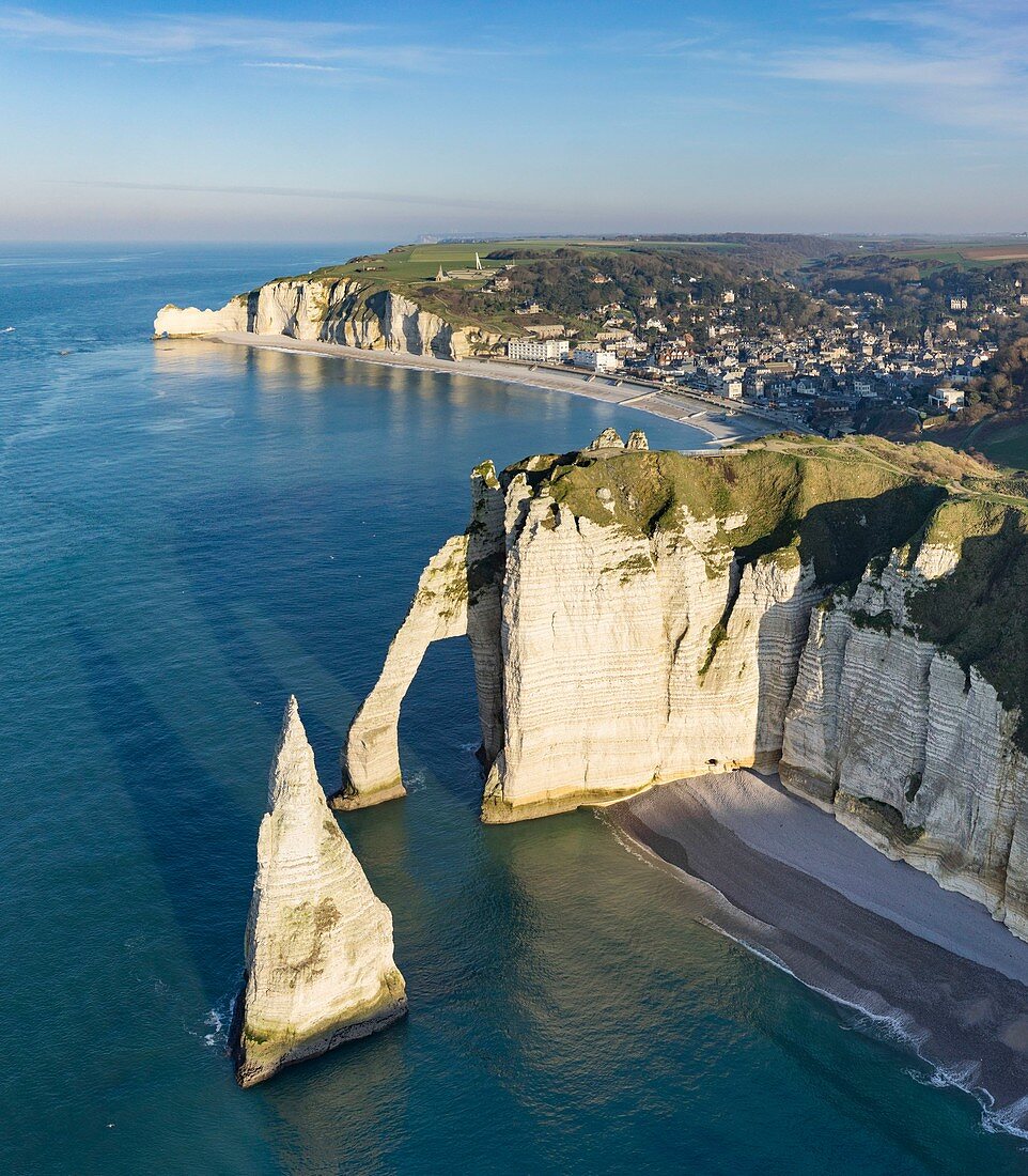 Frankreich, Seine-Maritime, Etretat, Côte d'Abatre, Felsenbogen und Felsenadel (Luftaufnahme)