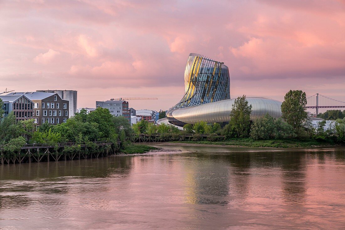 Frankreich, Gironde, Bordeaux, Cité du Vin, Weinmuseum, entworfen von den Architekten der Agentur XTU sowie der englischen Agentur Casson Mann Limited