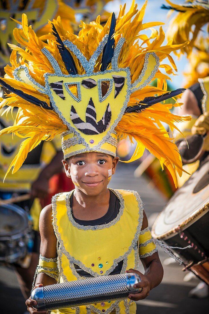 Frankreich, Guadeloupe, Grande-Terre, Pointe à Pitre, Porträt eines jungen Musikers der Pirouli Band, während der Abschlussparade der Fastnacht