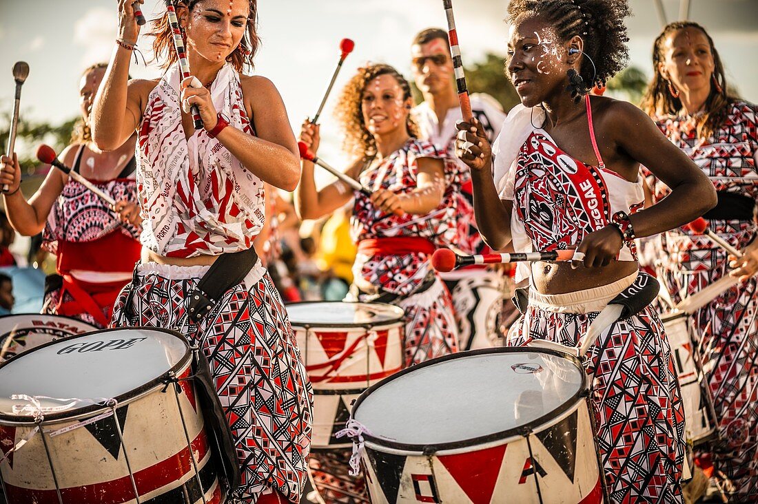 Frankreich, Guadeloupe, Grande-Terre, Pointe-à-Pitre , Musiker, Schlagzeuger der Batala-Band, während der Abschlussparade der Fastnacht