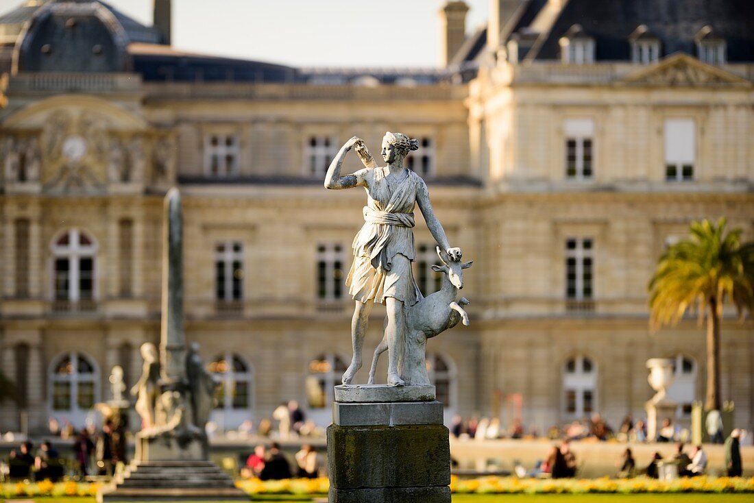 Frankreich, Paris, Statue im Jardin du Luxembourg (Luxemburggarten) mit dem Palast im Hintergrund