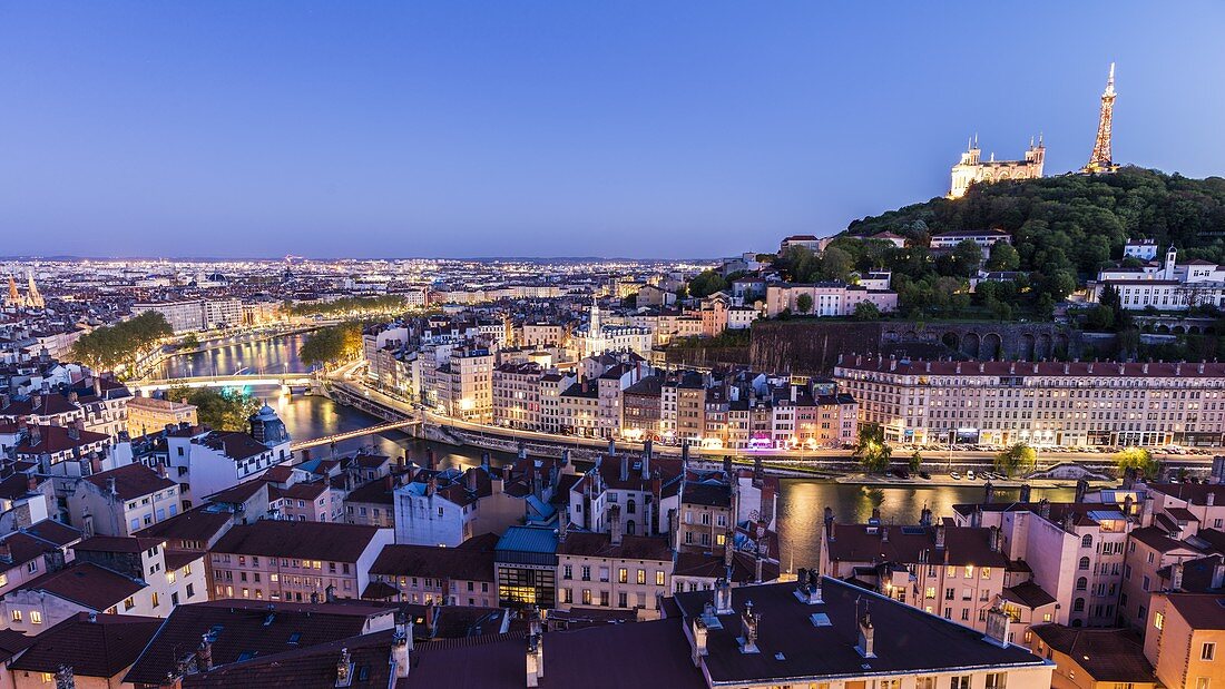 Frankreich, Rhone, Lyon, von der UNESCO zum Weltkulturerbe erklärt, das Viertel Croix Rousse, das Viertel Saint Paul und die Kirche Saint-Paul am Rande der Saone im Vieux Lyon (Altstadt) mit Blick auf die Basilika Notre Dame de Fourvière