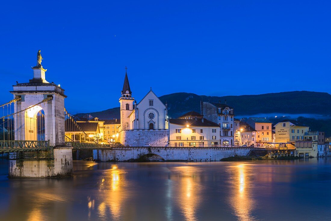 Frankreich, Haute-Savoie, die Rhône und das Dorf Seyssel (Haute-Savoie) von Seyssel (Ain) aus gesehen, die Kirche und die alte Hängebrücke von 1838