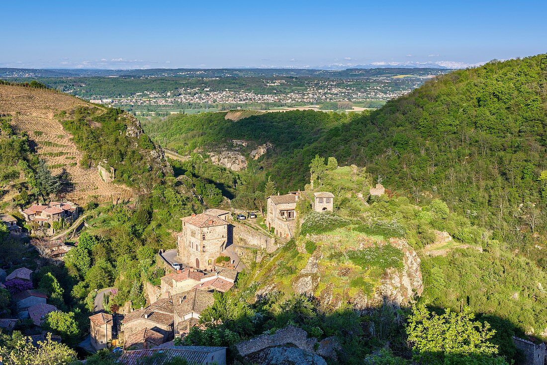 Frankreich, Loire, Regionaler Naturpark Pilat, Malleval, mittelalterliches Dorf, das an einem Felsvorsprung mit Blick auf die Schluchten von Batalon erbaut wurde