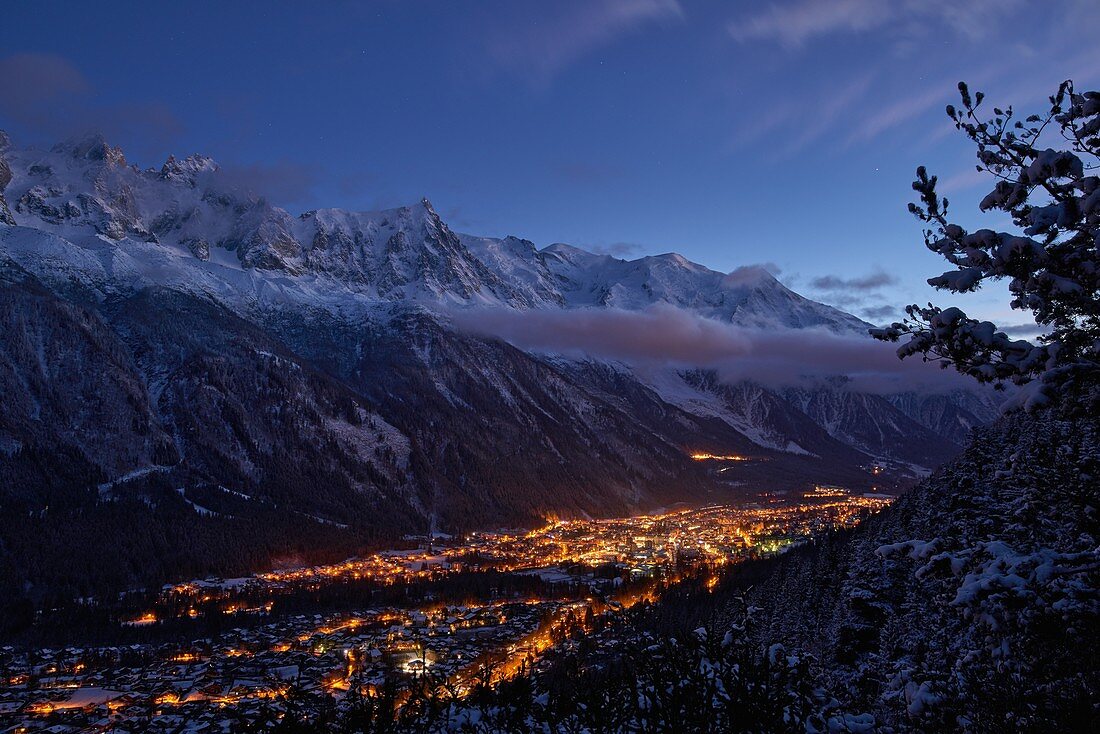 Frankreich, Haute-Savoie, Chamonix und der Mont-Blanc bei Nacht