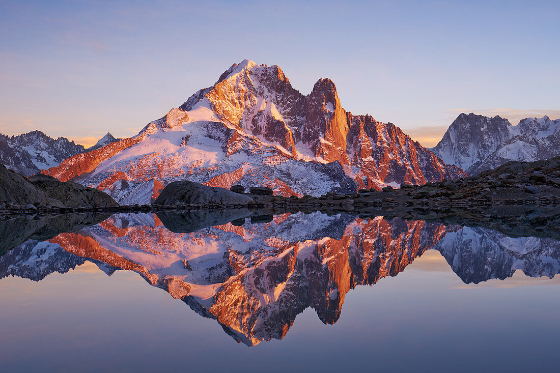 Frankreich, Haute-Savoie , Chamonix, die Aiguille Verte (4122m) bei Sonnenuntergang vom Lac Blanc, Mont-Blanc-Massiv