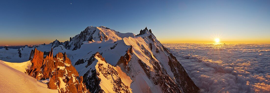 Frankreich, Haute-Savoie, Chamonix, Mont-Blanc (4810 m) und die Aiguille du Midi (3848 m) bei Sonnenuntergang, Mont-Blanc-Massiv