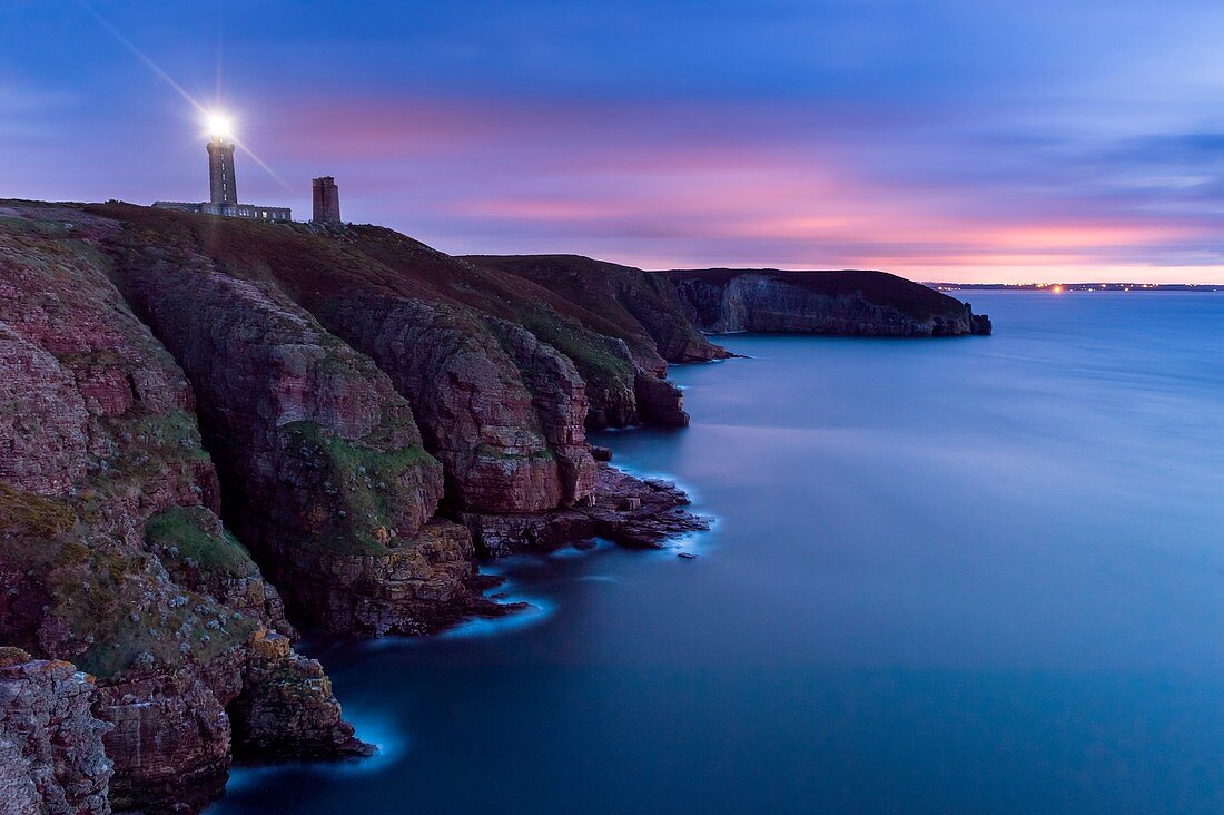 Frankreich, Côtes-d'Armor, Plévenon, Cap Frehel und Leuchtturm in der Abenddämmerung