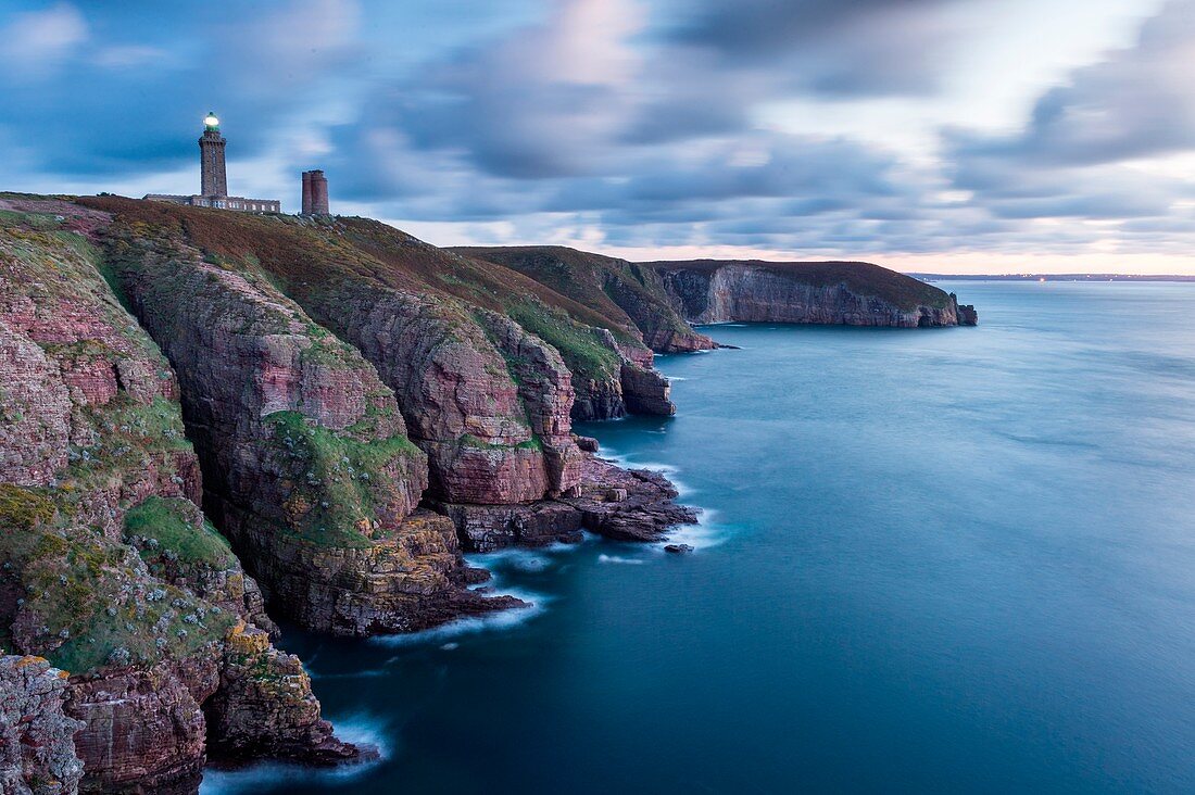 Frankreich, Côtes-d'Armor, Plévenon, Cap Frehel und Leuchtturm in der Abenddämmerung