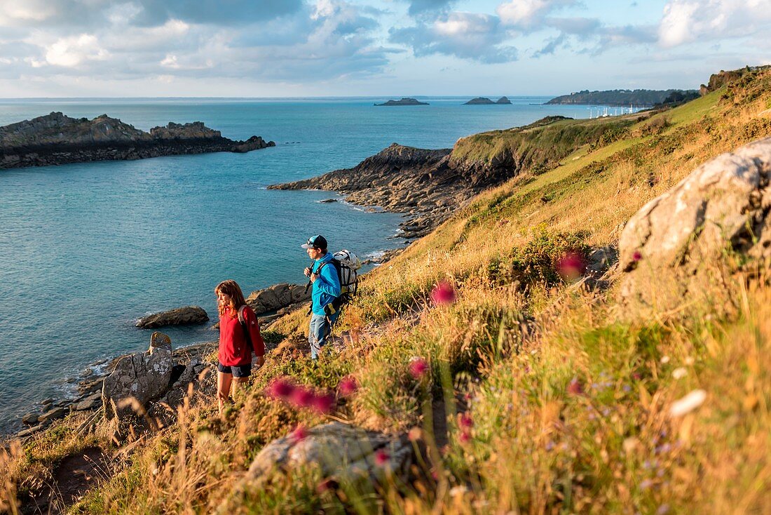 Frankreich, Ille-et-Vilaine, Cancale, Wanderer an der Pointe du Grouin im Morgengrauen