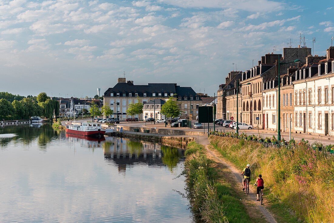 Frankreich, Morbihan, Pontivy, Radfahrer auf dem Treidelpfad entlang des Nantes-Brest-Kanals