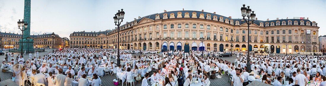 Frankreich, Paris, Place Vendome, 28. Diner en blanc (Essen in Weiß) am 8. Juni 2016