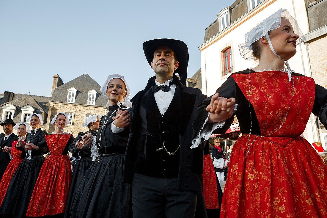France, Morbihan, Gulf of Morbihan, Regional Natural Park of the Gulf of Morbihan, Auray, St. Goustan, parade in traditional costumes in a street with half-timbered houses