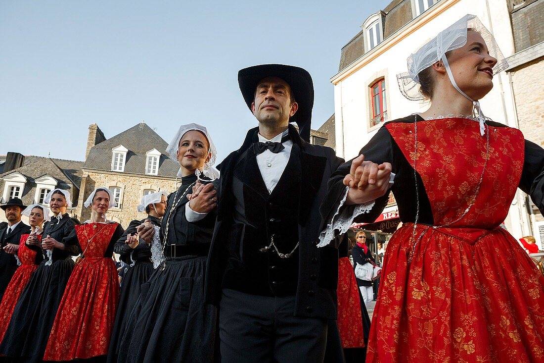 Frankreich, Morbihan, Golf von Morbihan, Regionaler Naturpark Golf von Morbihan, Auray, St. Goustan, Parade in traditionellen Kostümen in einer Straße mit Fachwerkhäusern