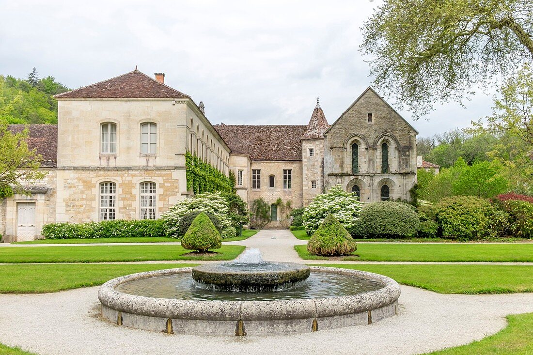Frankreich, Côte-d'Or, Marmagne, Abtei Fontenay, von der UNESCO zum Weltkulturerbe erklärt, Klostergebäude und Garten