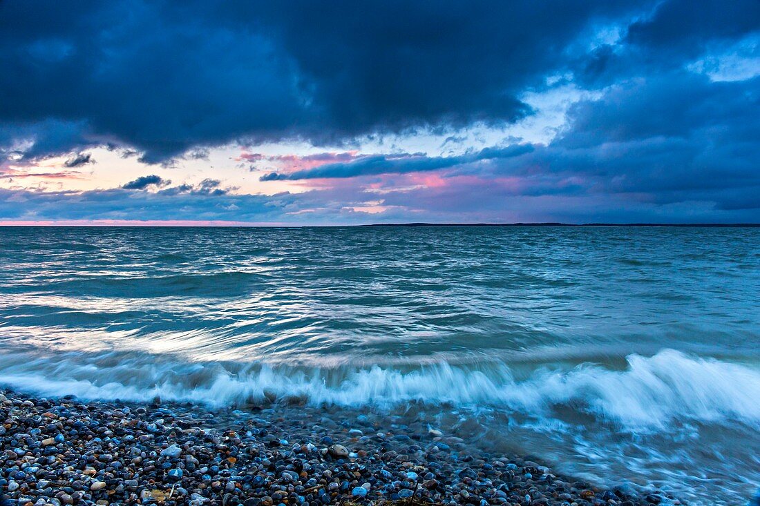 Frankreich, Somme, Baie de Somme, Le Hourdel, Sonnenuntergang bei steigender Flut