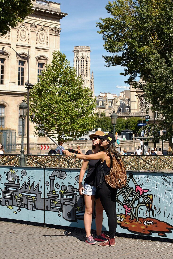 Frankreich, Paris, Stadtgebiet, UNESCO Weltkulturerbe, Selfie zweier junger Mädchen