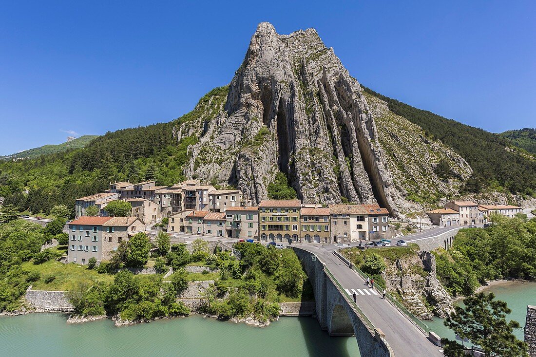 France, Alpes de Haute Provence, Sisteron, the rock of the Baume and the bridge of the Baume over the Durance