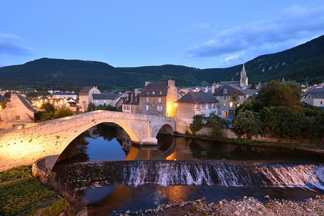 Frankreich, Lozère, Gévaudan, Lot-Tal, Mende, Brücke Notre Dame, mittelalterliche Brücke des 12. Jahrhunderts am Lot und Kathedrale St. Privat