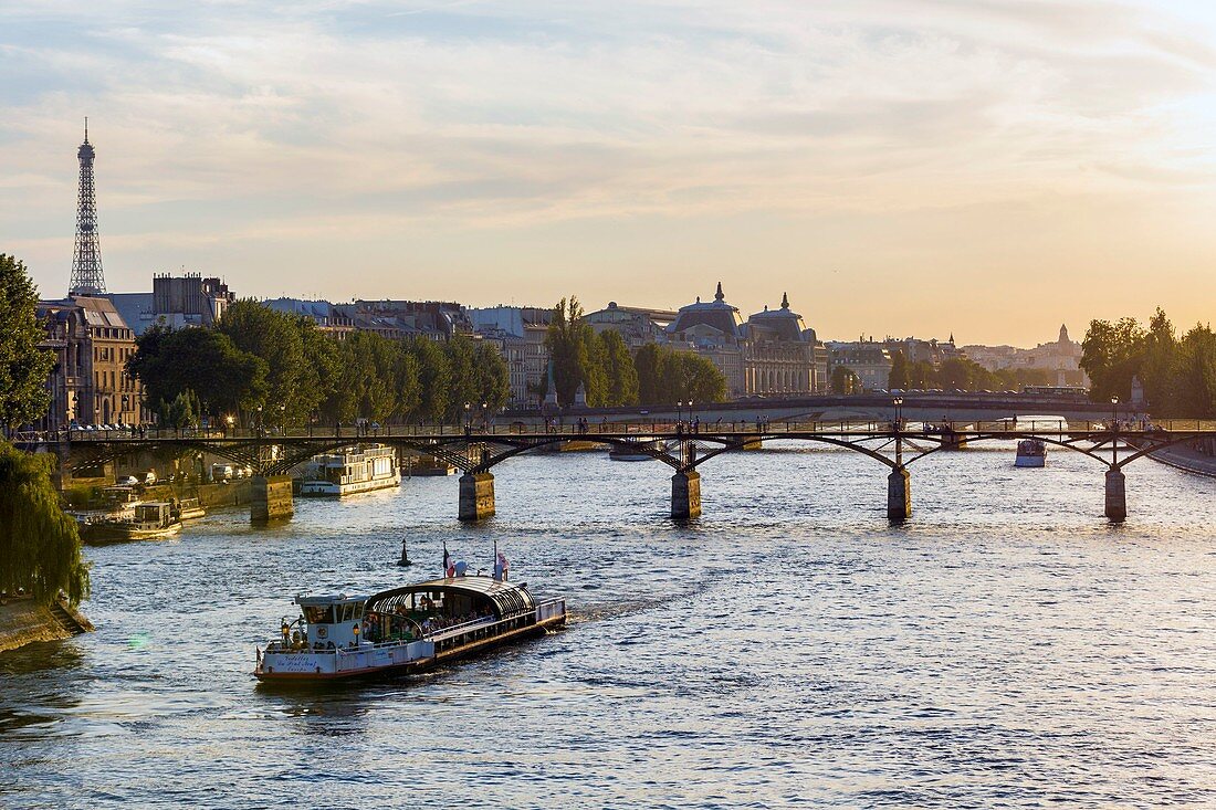 France, Paris, area listed as World Heritage by UNESCO, river boat passing under the bridge of Arts and the Eiffel Tower