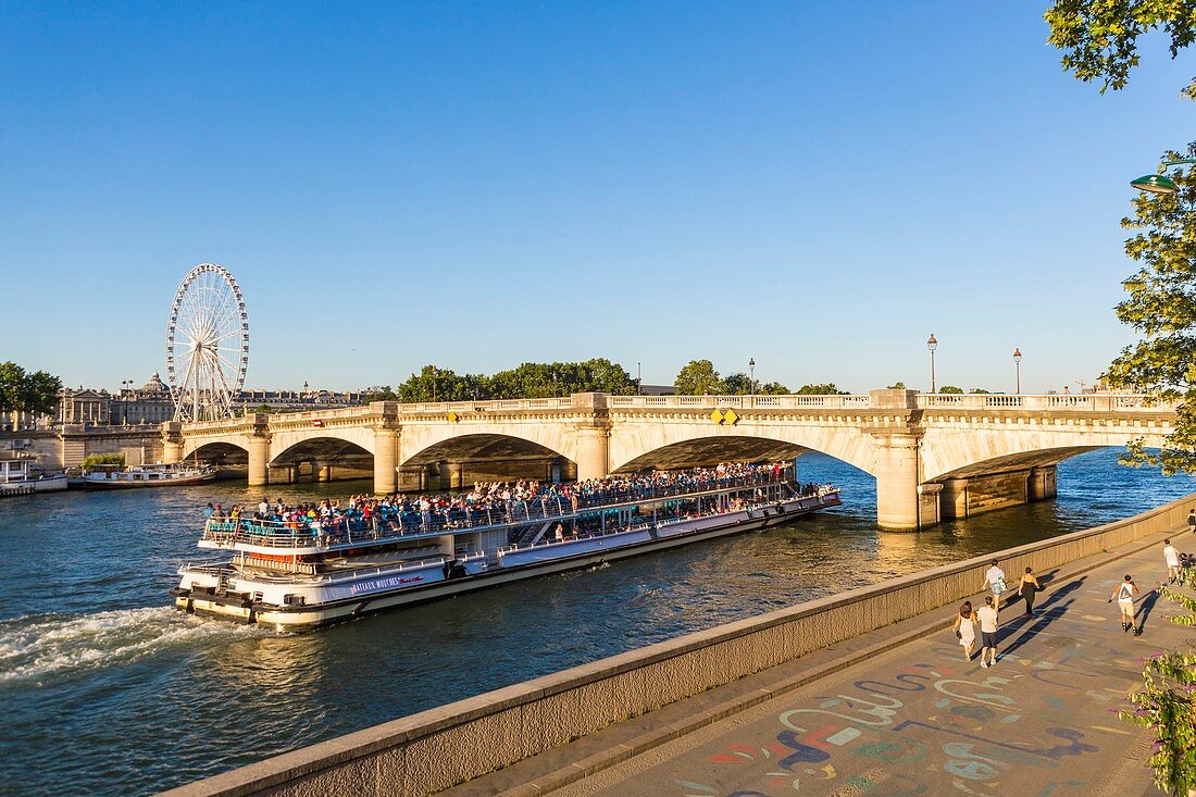 Frankreich, Paris, Stadtgebiet, UNESCO Weltkulturerbe, Les Berges und ein Flussboot, das die Brücke La Concorde und das Riesenrad (Place de la Concorde) passiert