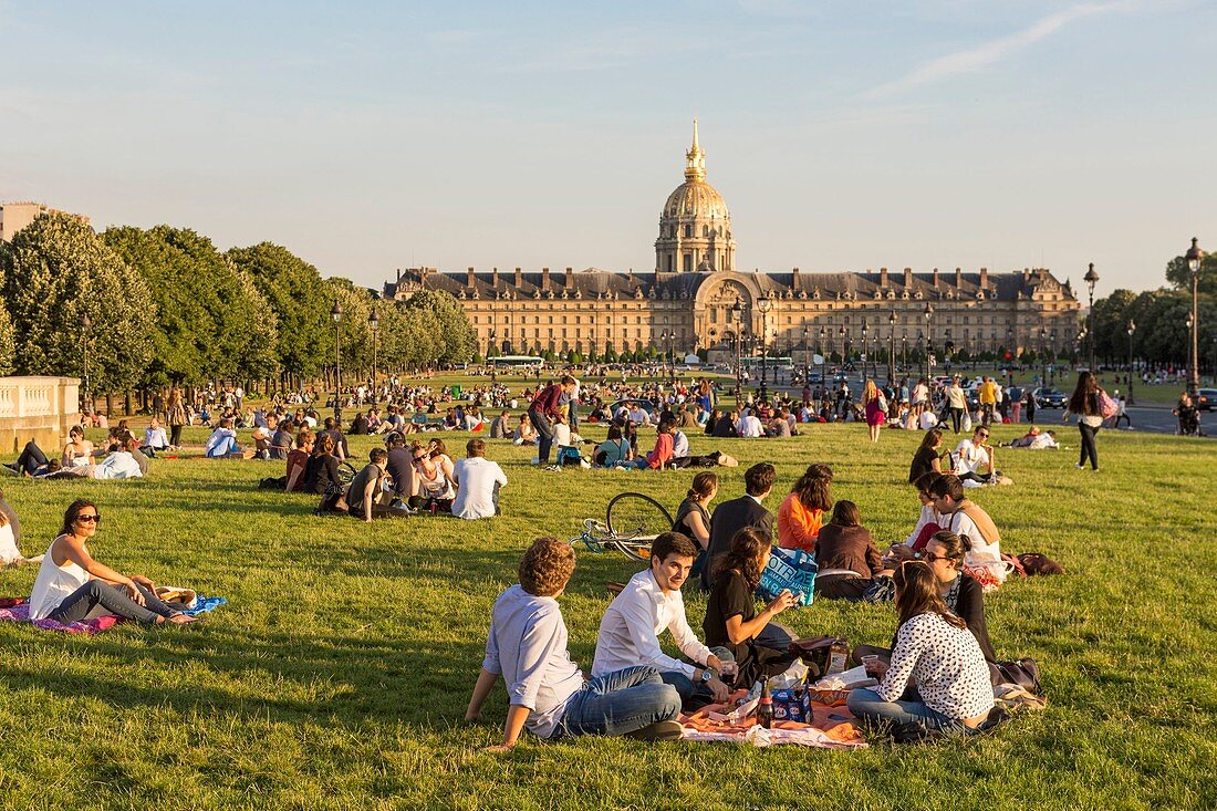 Frankreich, Paris, Stadtgebiet, UNESCO Weltkulturerbe, Esplanade Les Invalides, Sommerpicknick
