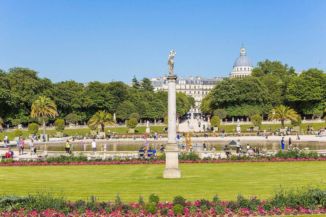 Frankreich, Paris, Jardin du Luxembourg (Luxemburggarten), Säulenstatue von David dem Sieger über Goliath