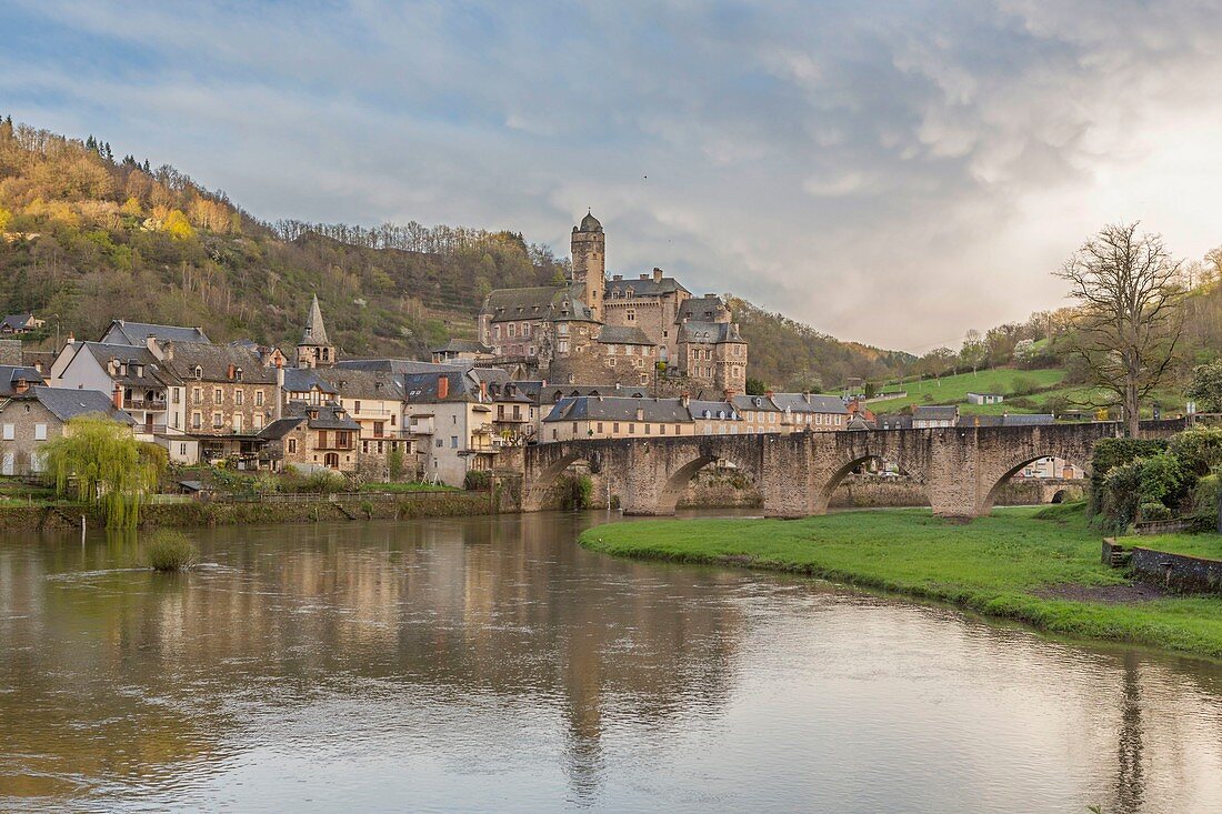 Frankreich, Aveyron, Estaing, bezeichnet als 'Les Plus Beaux Villages de France' (die schönsten Dörfer Frankreichs), eine Station auf dem Jakobsweg, der von der UNESCO zum Weltkulturerbe erklärt wurde, Lot-Tal