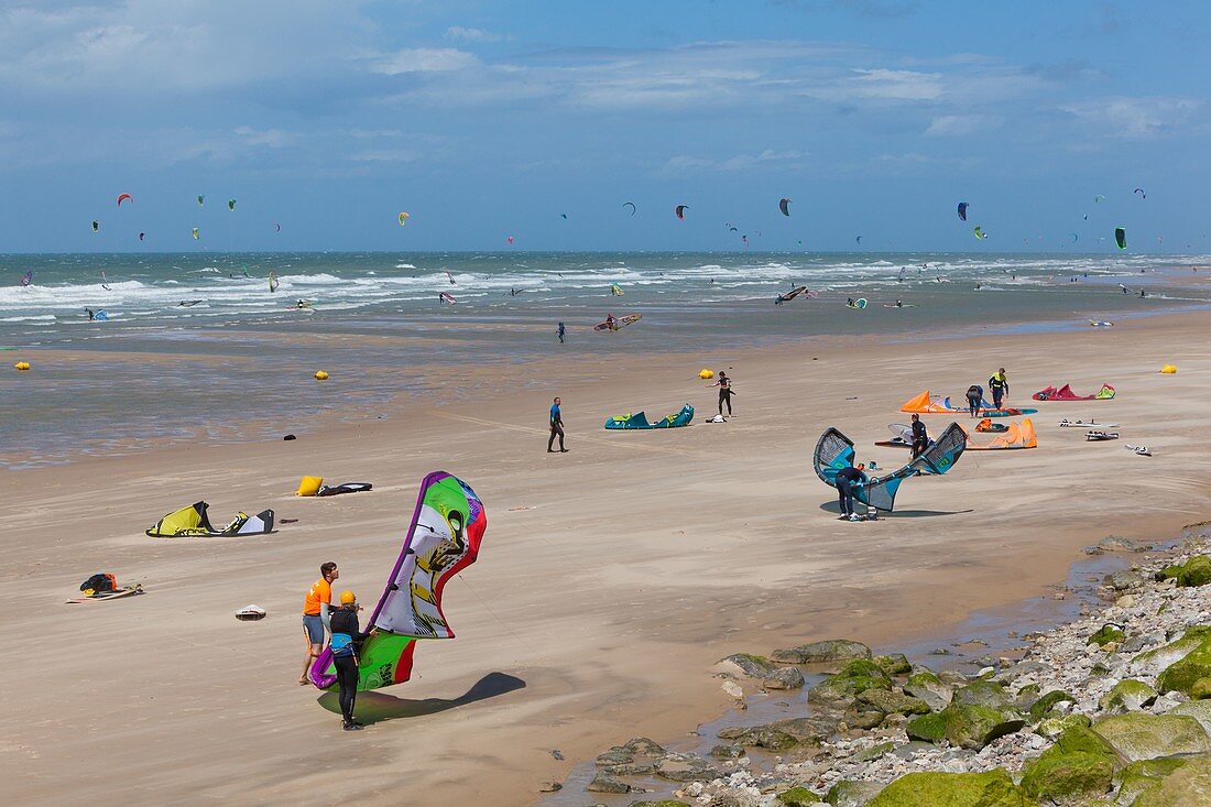 Frankreich, Pas-de-Calais, Wissant, Kitesurfen und Windsurfen
