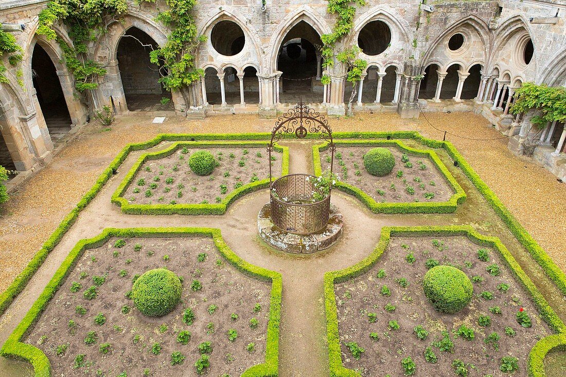 France, Aude, Pays Cathare, Narbonne, Sainte Marie de Fontfroide abbey, the cloister and the gardens of the cloister