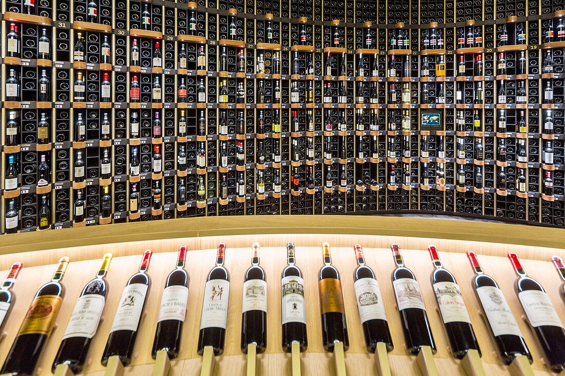 Frankreich, Gironde , Bordeaux, La cite du Vin (die Weinstadt, eröffnet im Juni 2016), der Laden mit Weinen aus aller Welt
