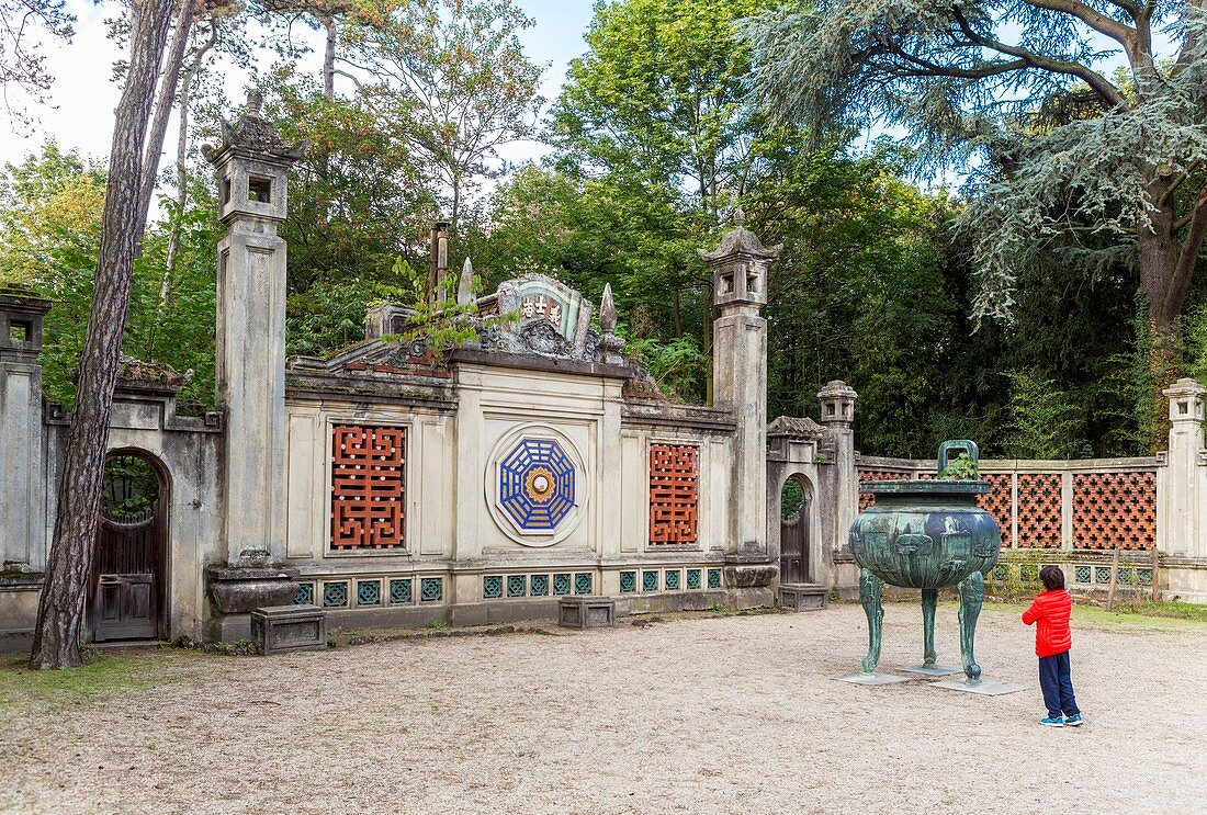 Frankreich, Paris, Jardin d'Agronomie Tropical im Bois de Vincennes beherbergt die Überreste der Kolonialausstellung von 1907, die vietnamesisch inspirierte Esplanade Dinh mit Kopien der Bronze-Urnen aus dem Kaiserpalast in Hue