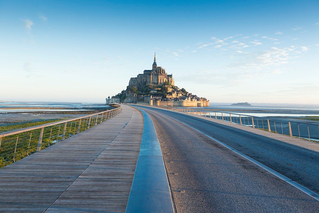Frankreich, Manche, Bucht von Mont-Saint-Michel, UNESCO Weltkulturerbe, Fußgängerbrücke des Architekten Dietmar Feichtinger und Le Mont-Saint-Michel