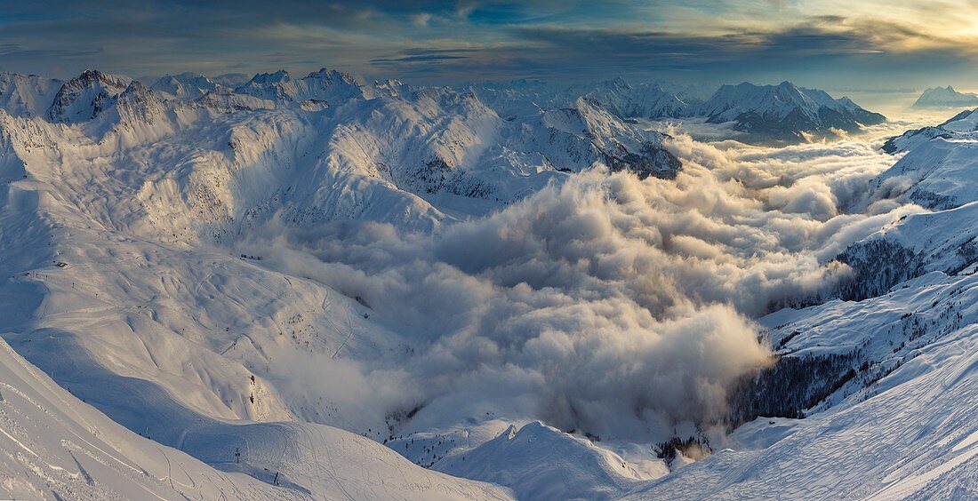 Frankreich, Savoie, Beaufortain, Hauteluce, verschneite Landschaft bei Sonnenuntergang