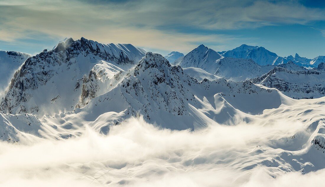 Frankreich, Savoie, Beaufortain, Hauteluce, Nebel in einer verschneiten Landschaft bei Sonnenuntergang