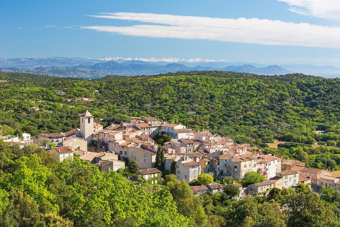 Frankreich, Var, Halbinsel Saint Tropez, Ramatuelle, mittelalterliches Dorf und Golf von Saint Tropez im Hintergrund