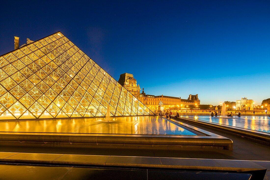 Frankreich, Paris, UNESCO Weltkulturerbegebiet, die Louvre-Pyramide des Architekten IM Pei und die Fassade des Cour Napoleon