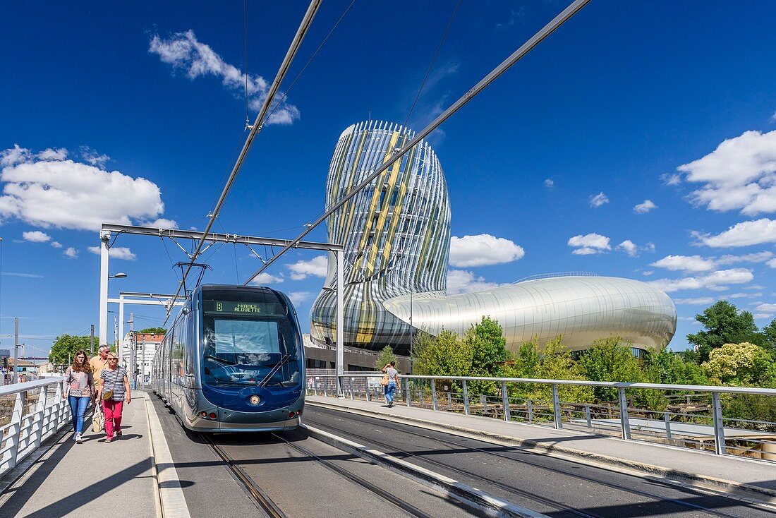 Frankreich, Gironde, Bordeaux, La Cité du Vin, entworfen von den Architekten XTU und der britischen Agentur Casson Mann Limited, der Straßenbahnlinie B.