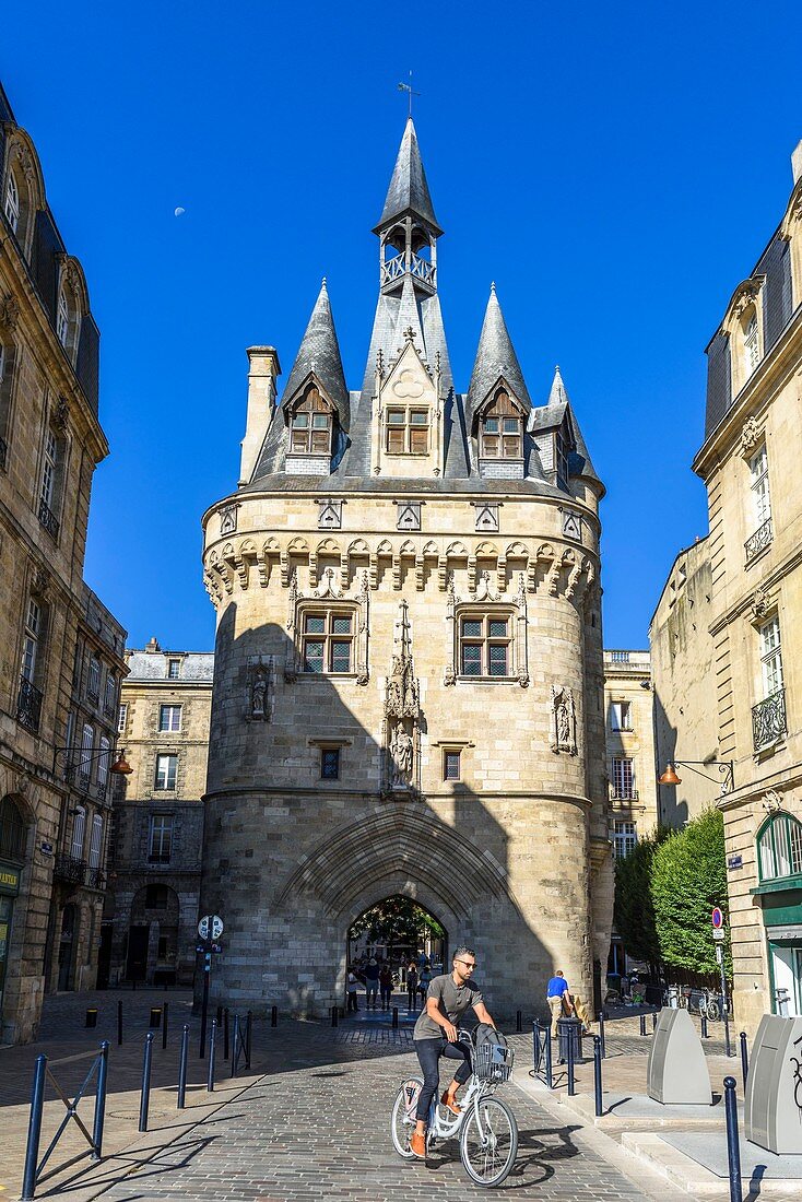 France, Gironde, Bordeaux, area listed as World Heritage by UNESCO, 15th century Gothic Porte Cailhau or Porte du Palais