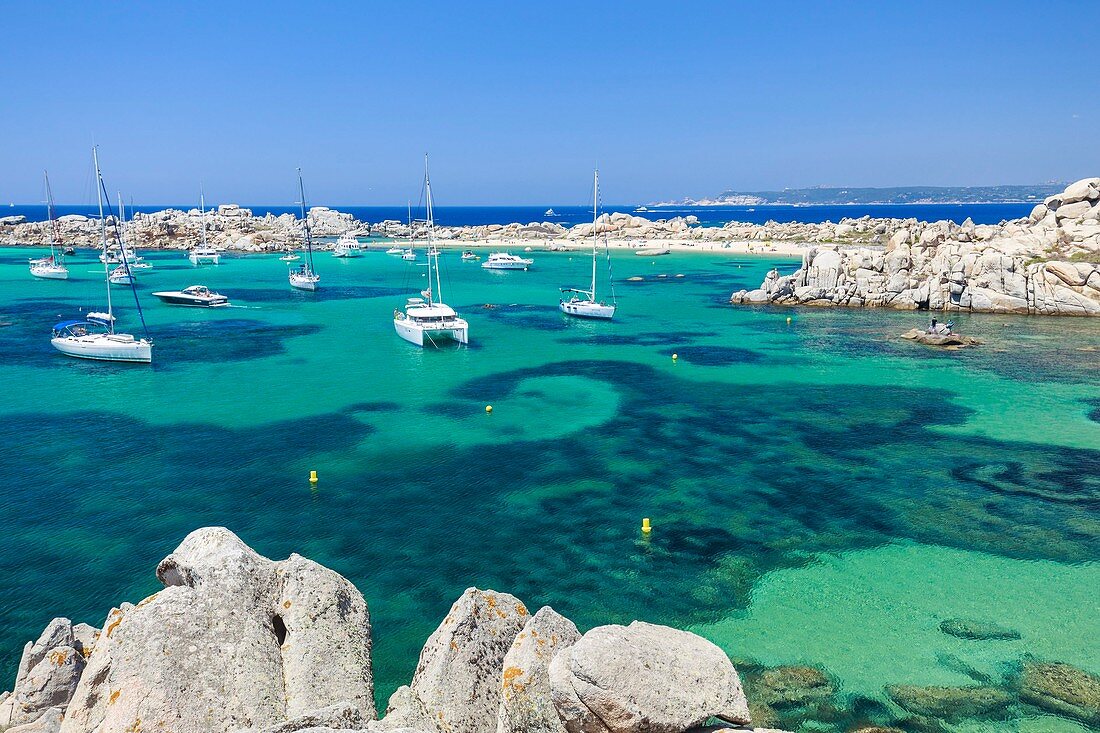 Frankreich, Corse-du-Sud, Bonifacio, Naturschutzgebiet der Lavezzi-Inseln, Boote am Strand von Cala di U Lioni vor Anker