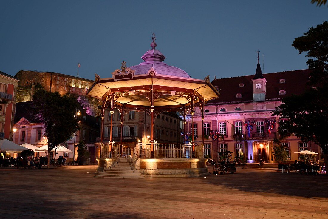 Frankreich, Territoire de Belfort, Belfort, Place d'Armes an einem Sommerabend, Rathaus, Kiosk, Burg