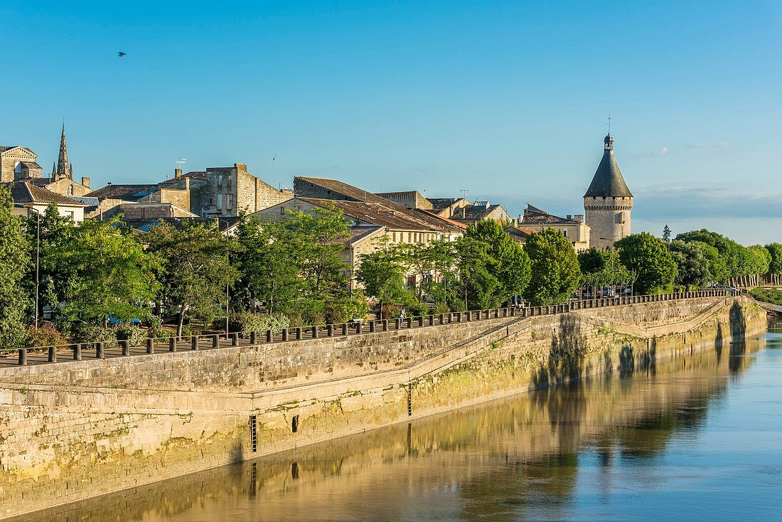 Frankreich, Gironde, Libourne, die Ufer der Isle, Tour du Grand Port (14. Jahrhundert), eines der letzten Überreste der Festungsanlagen, die Libourne seit dem Mittelalter schützten