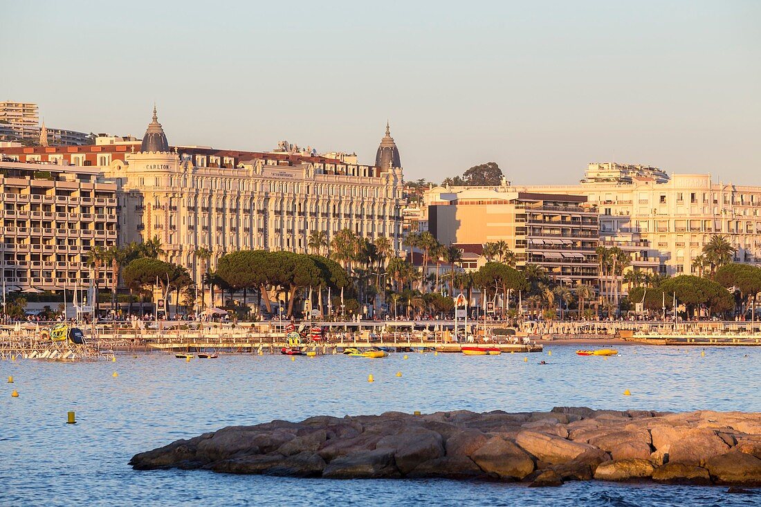 Frankreich, Alpes-Maritimes, Cannes, das Luxushotel Carlton auf dem Boulevard de la Croisette von der Promenade Robert Favre Le Bret aus gesehen