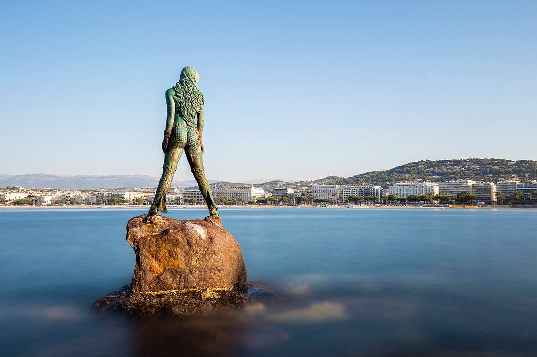 Frankreich, Alpes-Maritimes, Cannes, Atlante der Wachturm am Eingang des Hafens Pierre Canto, 175 cm Bronze von dem Bildhauer Amaryllis Bataille anlässlich des Jahres 2000