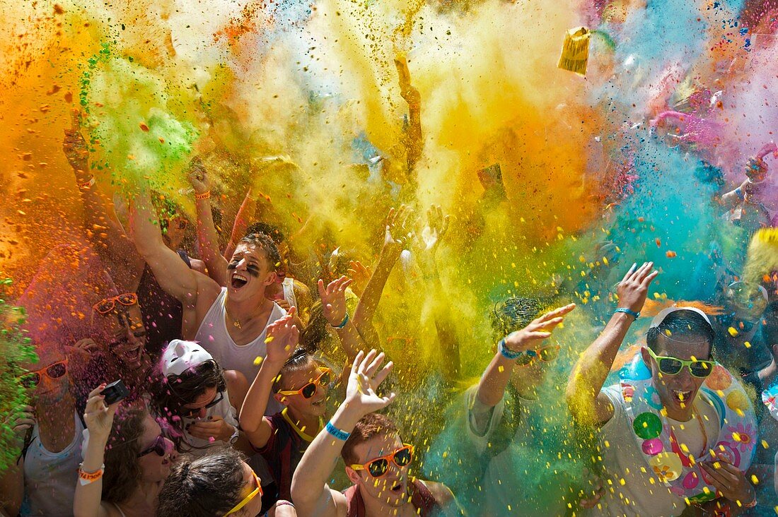 Frankreich, Herault, Palavas les Flots, Holi Party in der Stierkampfarena