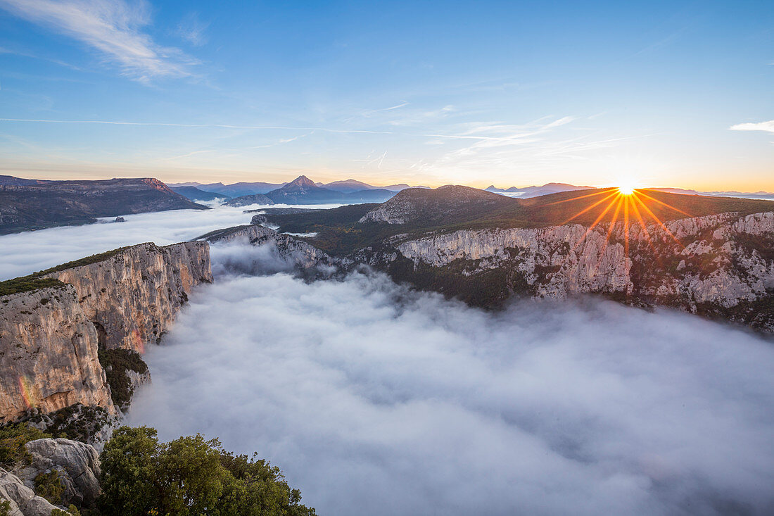 Frankreich, Alpes-de-Haute-Provence, Regionaler Naturpark Verdon, Grand Canyon von Verdon, Klippen der Barres de l'Escalès vom Aussichtspunkt Dent d'Aire aus gesehen, morgendlicher Herbstnebel