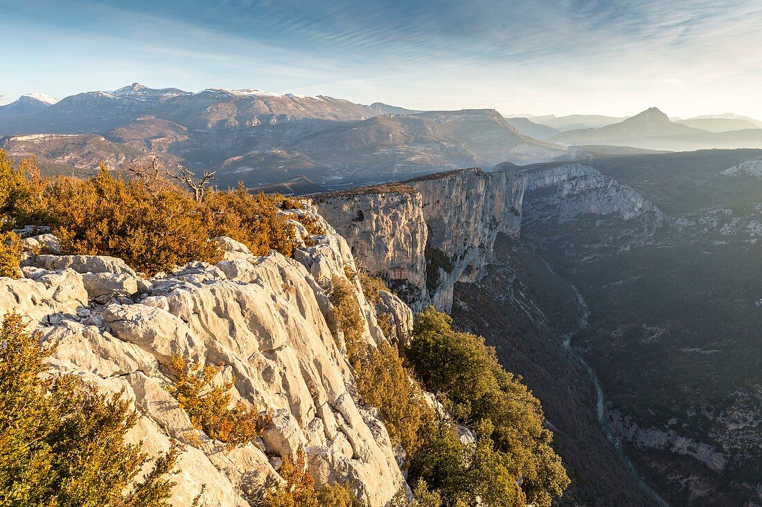 Frankreich, Alpes-de-Haute-Provence, Regionaler Naturpark Verdon, Grand Canyon von Verdon, Klippen der Barres de l'Escalès vom Aussichtspunkt Dent d'Aire aus gesehen