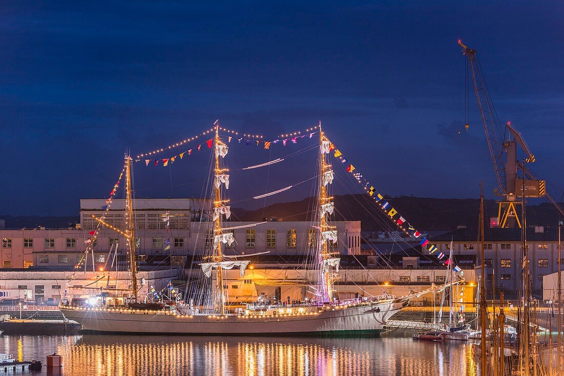 Frankreich, Finistère, Brest, Fetes Maritimes Internationales de Brest 2016, ein großes Treffen traditioneller Boote aus der ganzen Welt, alle vier Jahre eine Woche lang, die Mündung des Penfeldes, die Cuauhtémoc, benannt nach dem letzten Aztekenkaiser, ist ein Dreimast-Barkensegler unter mexikanischer Flagge