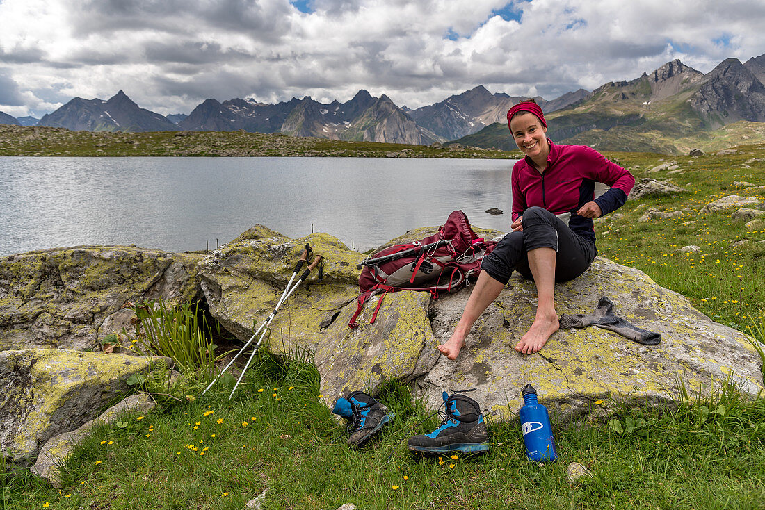 Wanderin am Lago di Boden, Pause machend, Trekking del Laghetti Alpini, Tessin, Schweiz